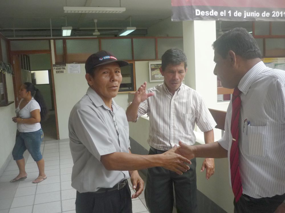Atendiendo a personas que consultan respecto a situación de procesos judiciales.