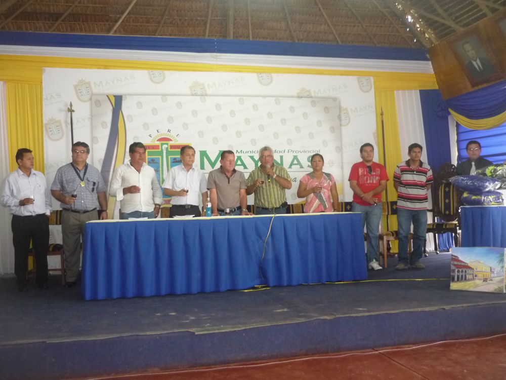 Alcalde de Maynas participó en entrega de premios a personas que participaron en el 148 Aniversario de Iquitos. Luego declaró que no le importaba si compraban 5, 6, 7, 8 ó 10 kit para revocarlo.