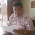 Dr. Warren Gonzáles, analiza detenidamente cobros hechos por consejero regional Arnaldo Mori Vela, al sector educación.