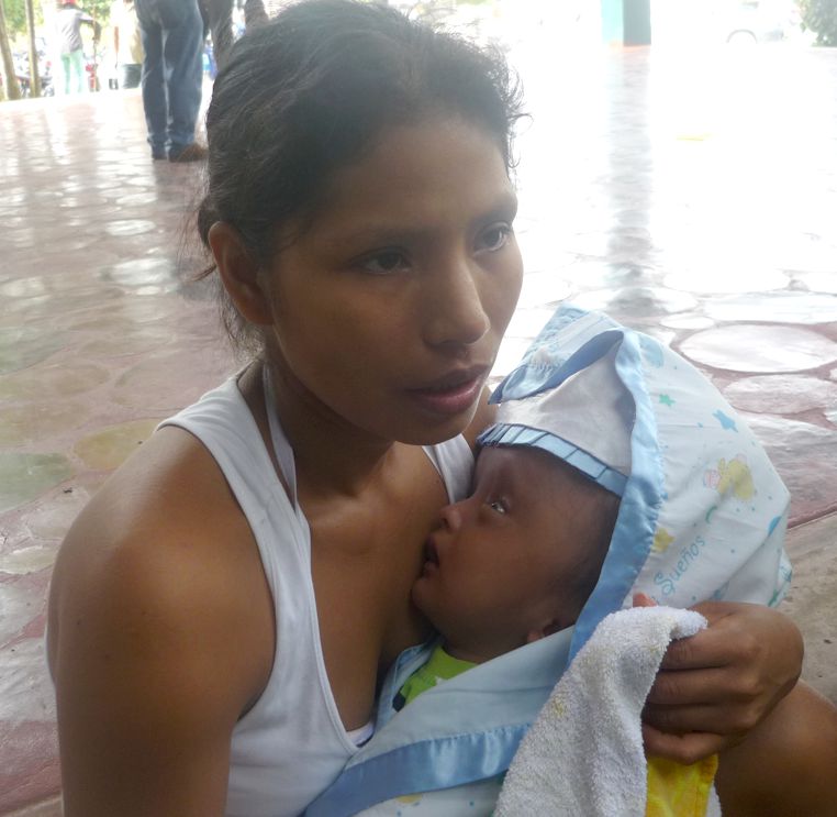 Joven madre de familia esperaba a presidente regional para que le done leche para su hijo.