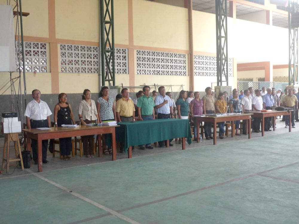 Veedores del proceso de adjudicación de plazas, junto al director regional de educación.