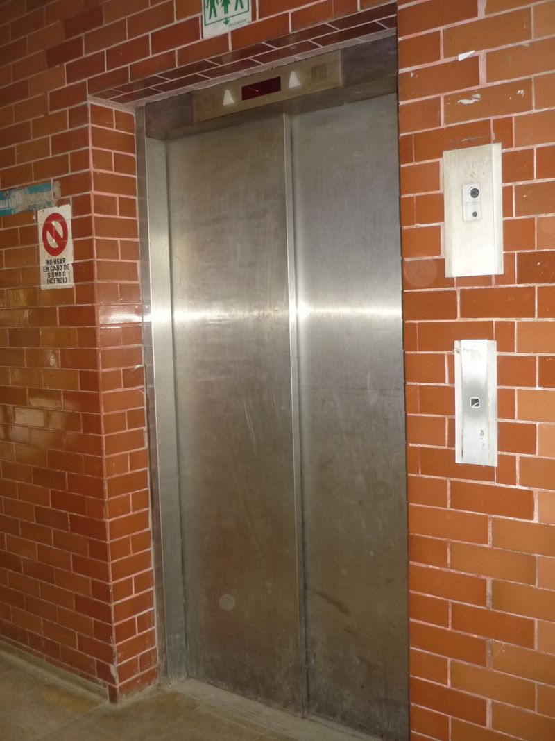 Ascensor número 03 del Hospital Regional, muchos opinan que antes de gastar dinero en su arreglo, deberían comprar uno nuevo.