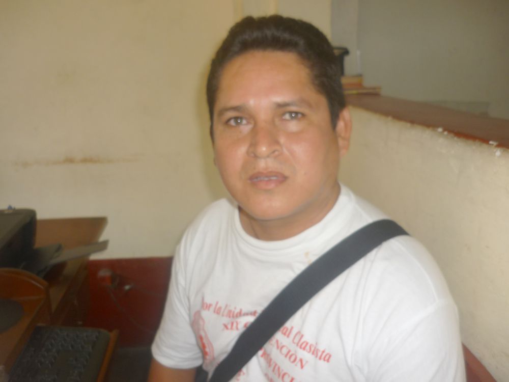 Prof. Cesar Coral, secretario de prensa del Sutep-Loreto, se reunió ayer con director regional de educación.