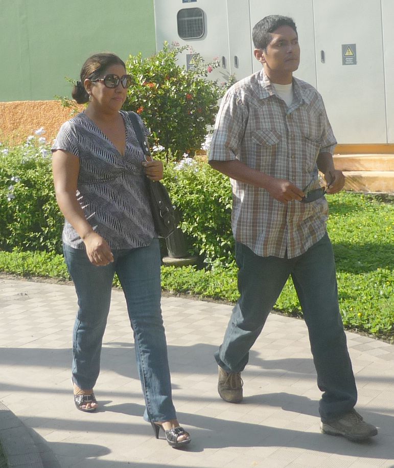 Regidores de la Municipalidad de Maynas Norma Sulca y Manuel Panduro, llegando presurosos a la institución edil.