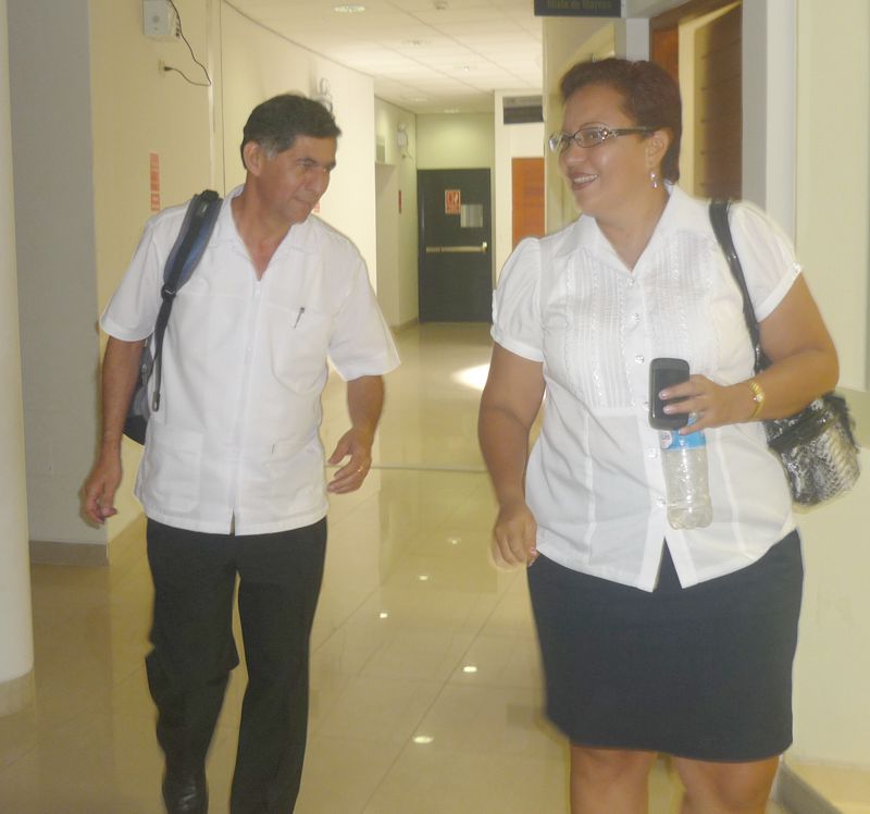 Director regional de salud y asesora legal saliendo del despacho de fiscalía donde respondió al interrogatorio.