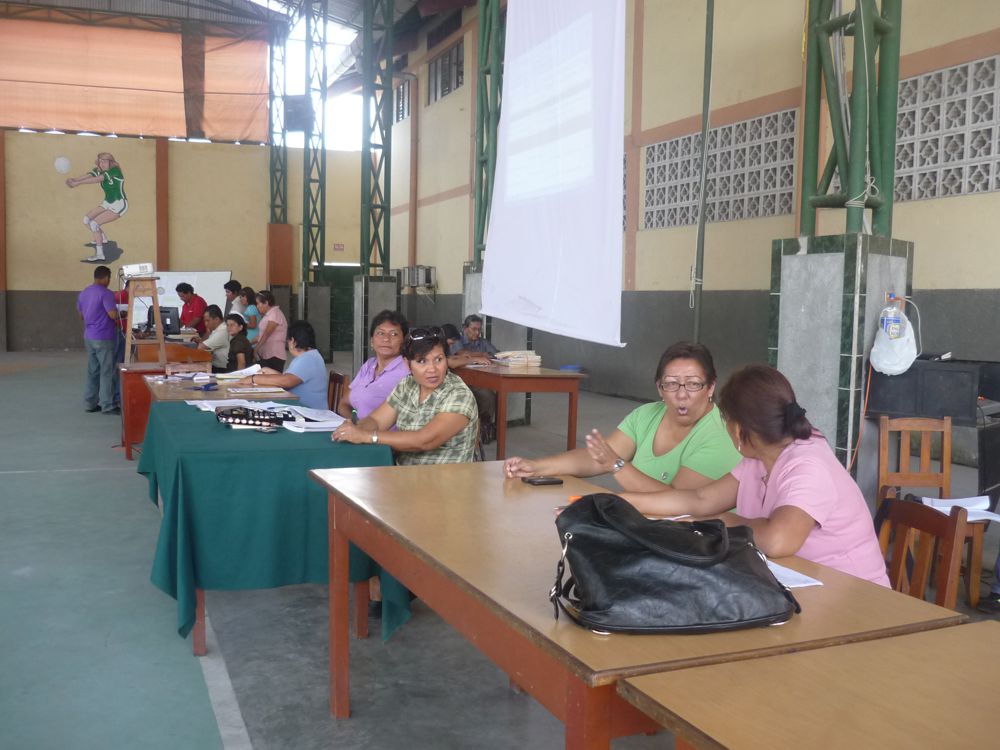 -Vecinos piden tranquilidad Los quieren fuera. La mañana de ayer vecinos del AH Sol Naciente quemaron llantas e impidieron que los obreros trabajen en la obra de alcantarillado a cargo de la empresa china, por considerar que esta empresa está a tropellando el derecho de los niños del lugar al habérseles dejado sin el único espacio donde jugaban todos los días. 