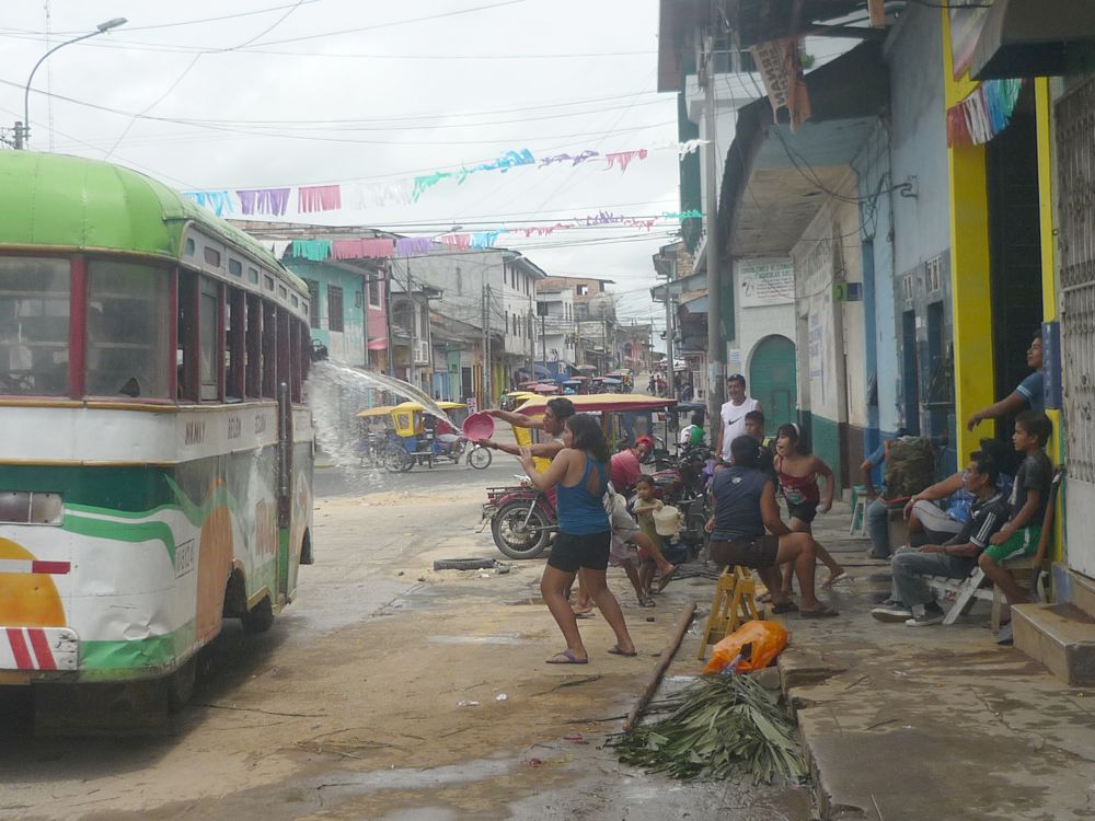 Desde tempranas horas del día sábado se empezaron a vender bolas de greda, el conocido achiote y las infaltables húmishas.