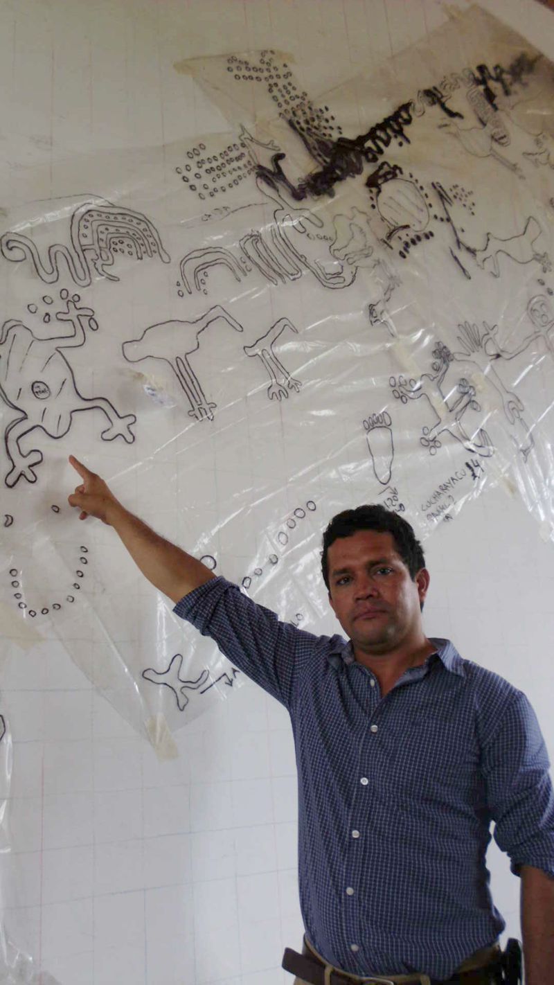 Santiago Rivas señala las imágenes que ahora irán grabadas en forma milimétrica en un mural de la DRC