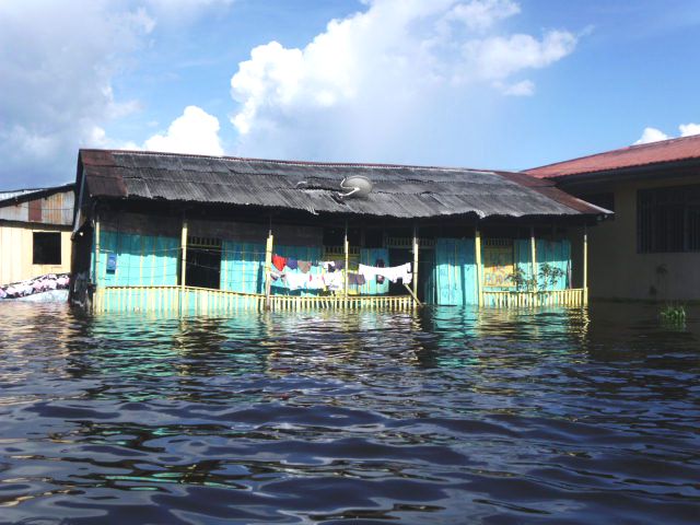 Escasos metros para que esta casa desaparezca por la inundación