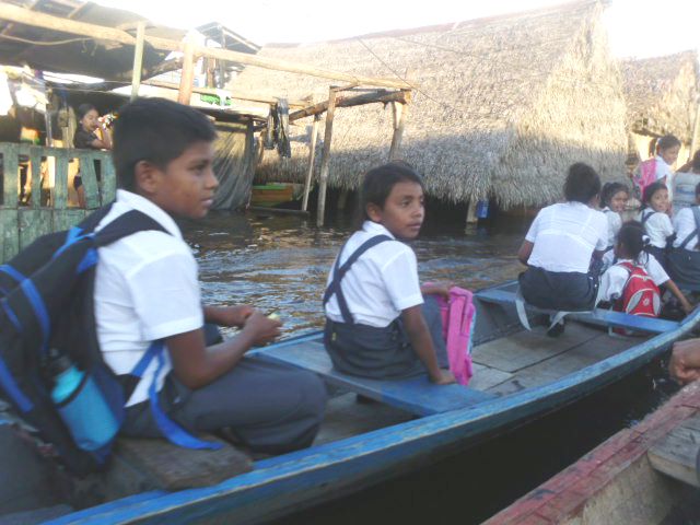 Niños de Belén tienen que ir como sea al colegio