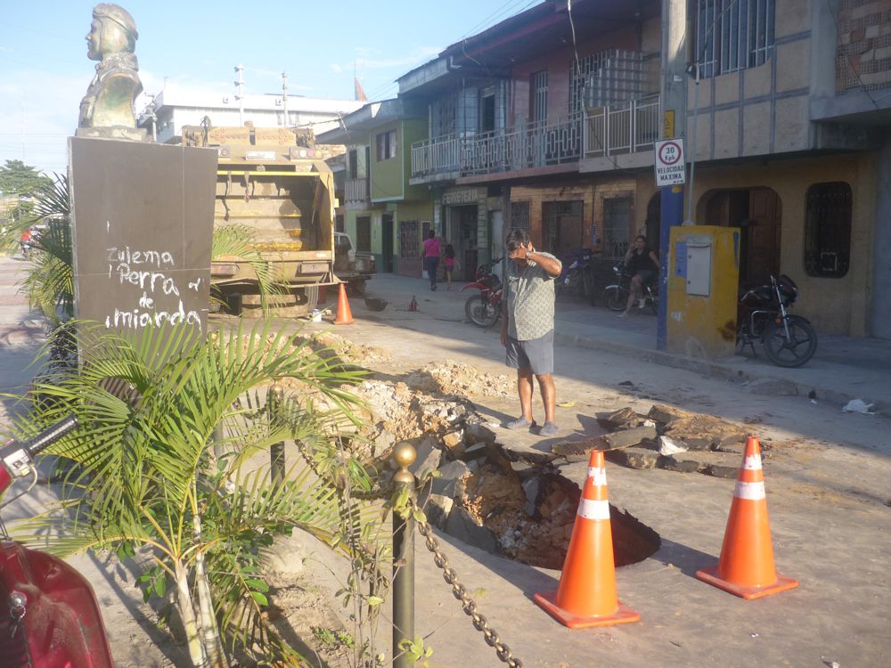 Hundimiento de camión en Av. "Mariscal Cáceres" descubrió mala obra ejecutada hace pocos años.