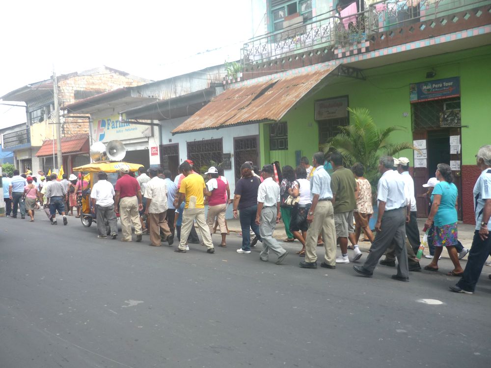 Ayer en la mañana marcharon cientos de fonavistas por las calles de Iquitos.
