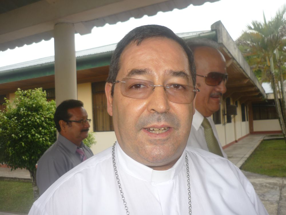 Obispo de Iquitos Mons. Miguel Olaortúa Laspra.