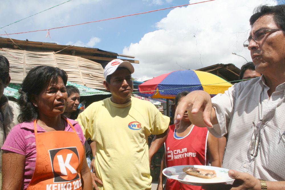 Congresista Víctor Grández, haciendo campaña en Bellavista Nanay.