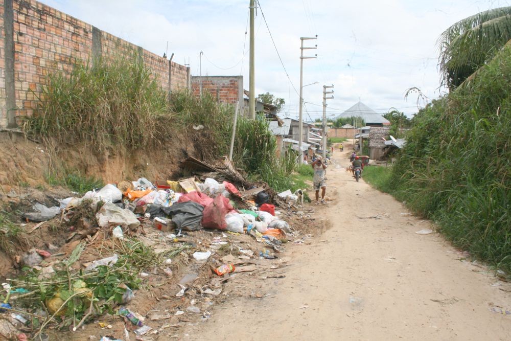 Personal de MP saca en carretilla basura de pueblos jóvenes, los deja en las esquinas y el camión no recoge.