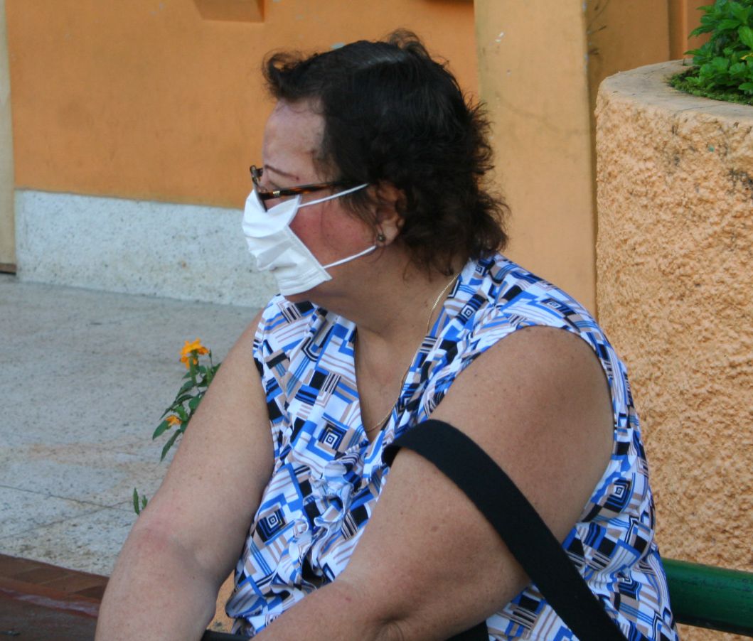 Regidora Grace Pinto con mascarilla por la fumigación observaba de lejos líos municipales.