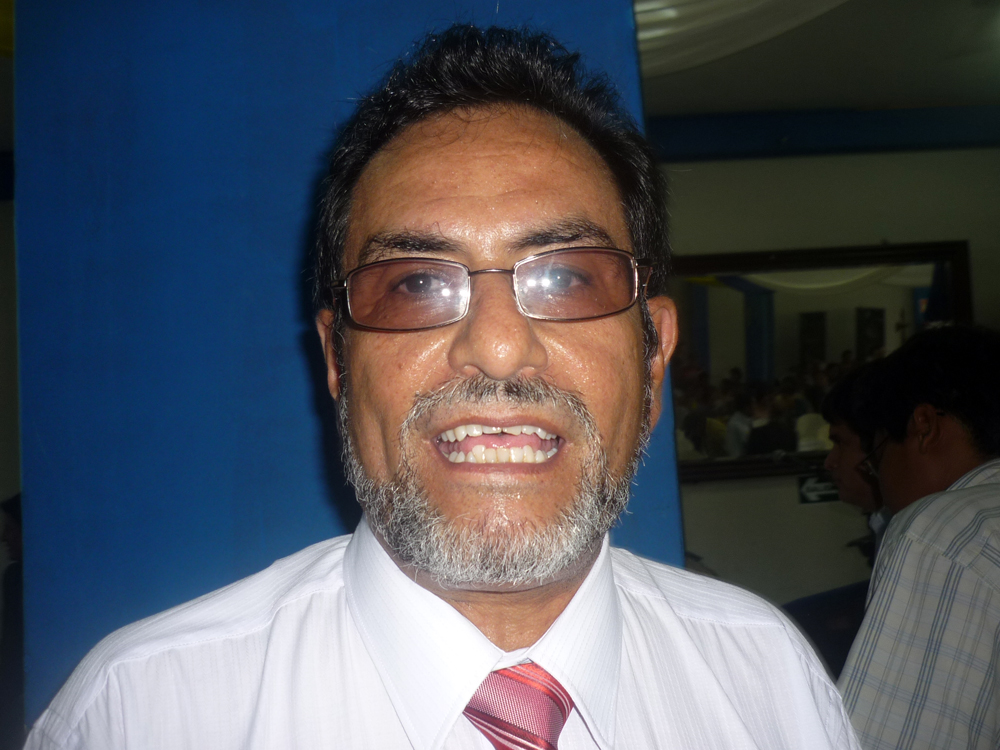 Al asesor Enrique Northcote, quien llama al burgomaestre como 