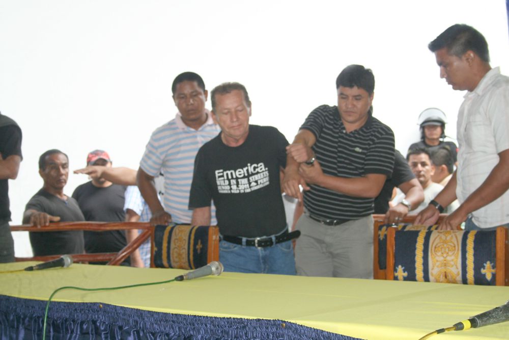 Joven traslada al alcalde Charles Zevallos, desde su despacho hasta la maloca.