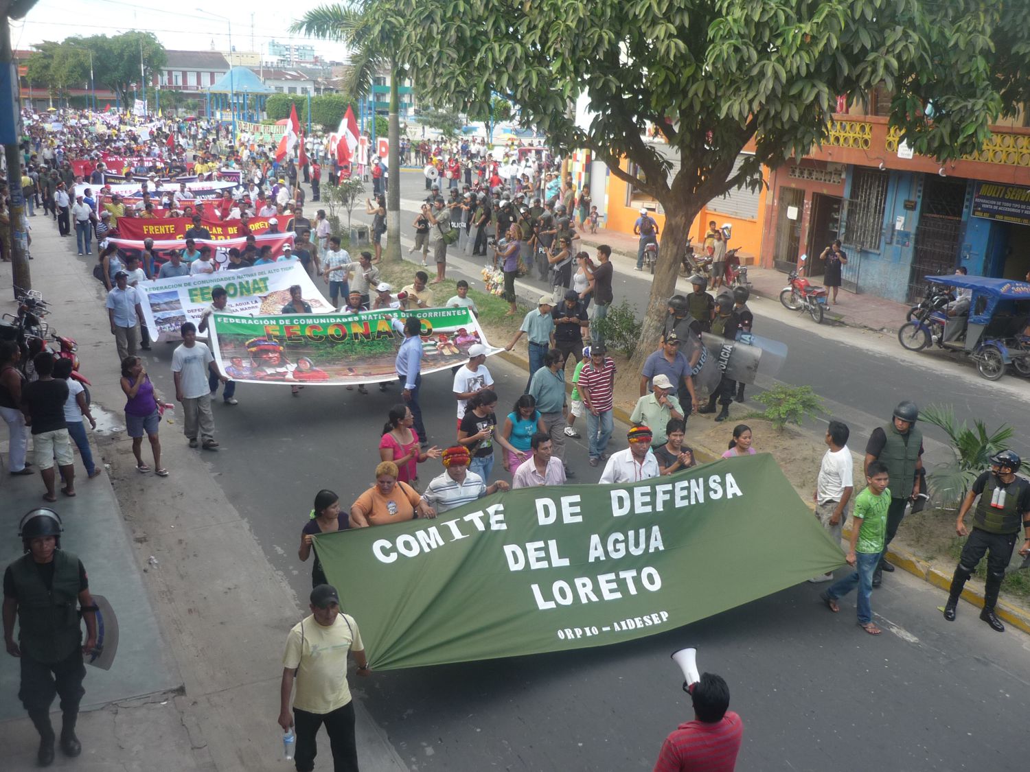 "Ni un paso atrás, unidos venceremos", fue la expresión unánime de miles de loretanos. Gobierno debe buscar una solución al tema de la petrolera en Iquitos.