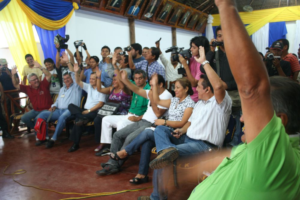 Lógicamente ninguno de los 10 regidores votó a favor de la vacancia. Todos en contra.