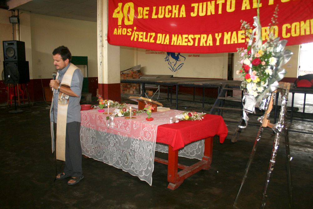 Padre Raymundo, llevó mensaje de esperanza a los maestros en su Día.