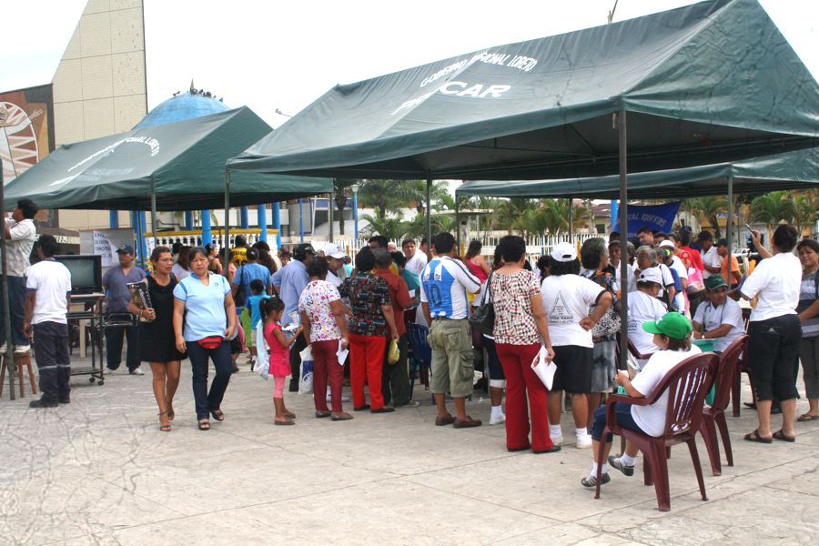 Profesionales del Hospital Iquitos desarrollaron importante campaña médica en Plaza 28 de Julio.