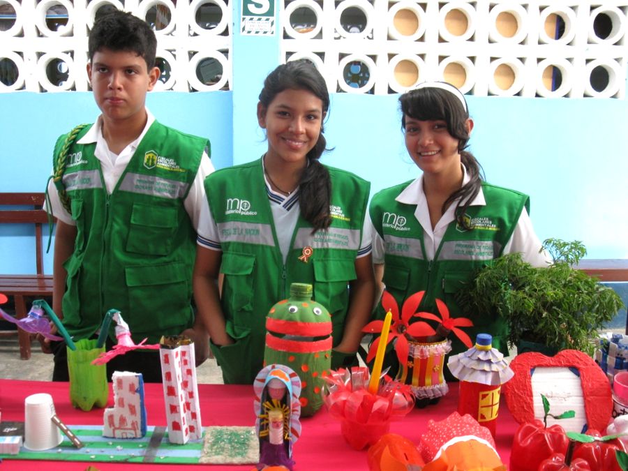 Jóvenes pusieron todo su talento en la transformación de productos con material reciclable.