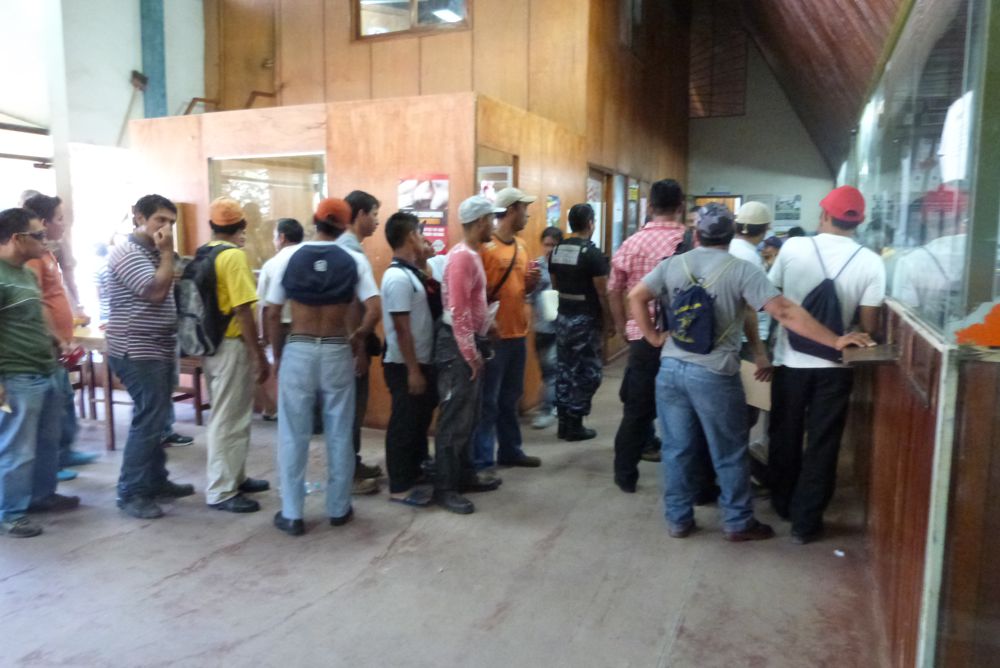 Serenos hicieron cola para cobrar, según información recién lo hicieron a eso de las 12 del día.
