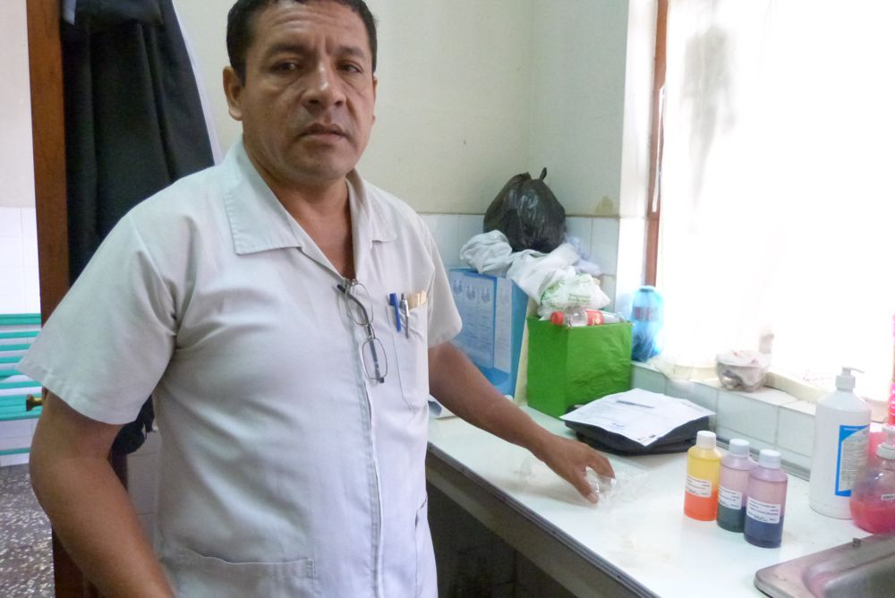 Dr. Renzo López, jefe de Anatomía Patológica, muestra el tipo de colorantes necesarios para pruebas de papanicolao.