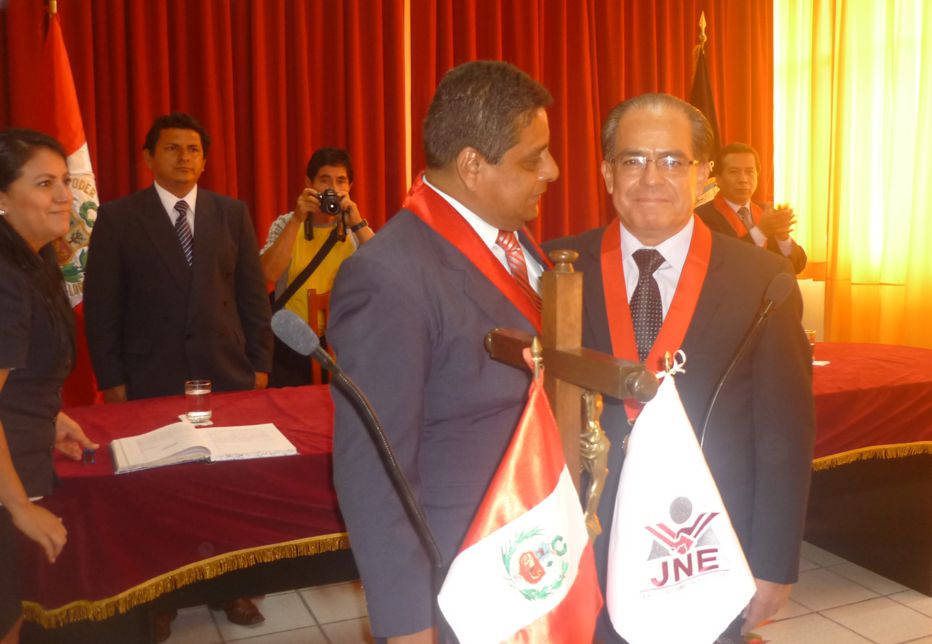 Dr. Aldo Atarama, presidente de la CSJL felicitando al Dr. Aristóteles Alvarez, luego de haber sido juramentado como presidente del JEE.