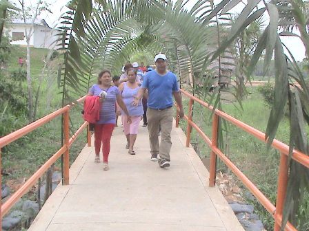 Alcalde Darwin Grández y pobladoras de Santa Fe.