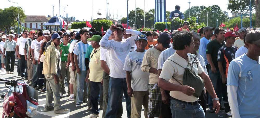 Nutrida marcha de gremios en conflicto salió desde la Plaza 28 de Julio, luego pasó por la Av. Grau hasta el hotel Pathernon donde estaban los consejeros regionales del país.