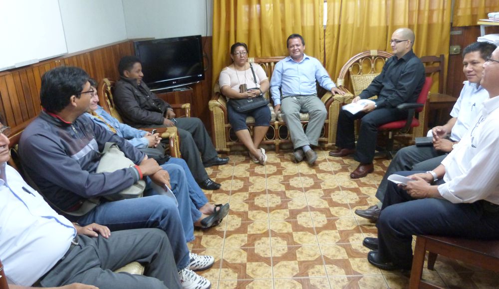 Director se reunió con dirigentes tras ver tema de tráfico de influencias de vigilante.