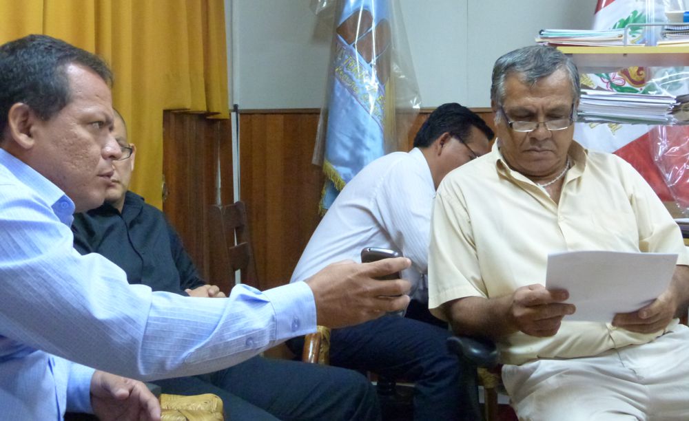 Director de la DREL entrega pruebas irrefutables al vigilante que fue denunciado por tráfico de influencias y cobro indebido.