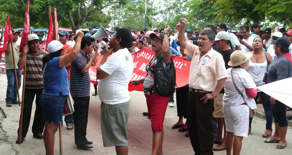 Maestros marcharon por las calles de Iquitos hasta la dirección regional de educación.