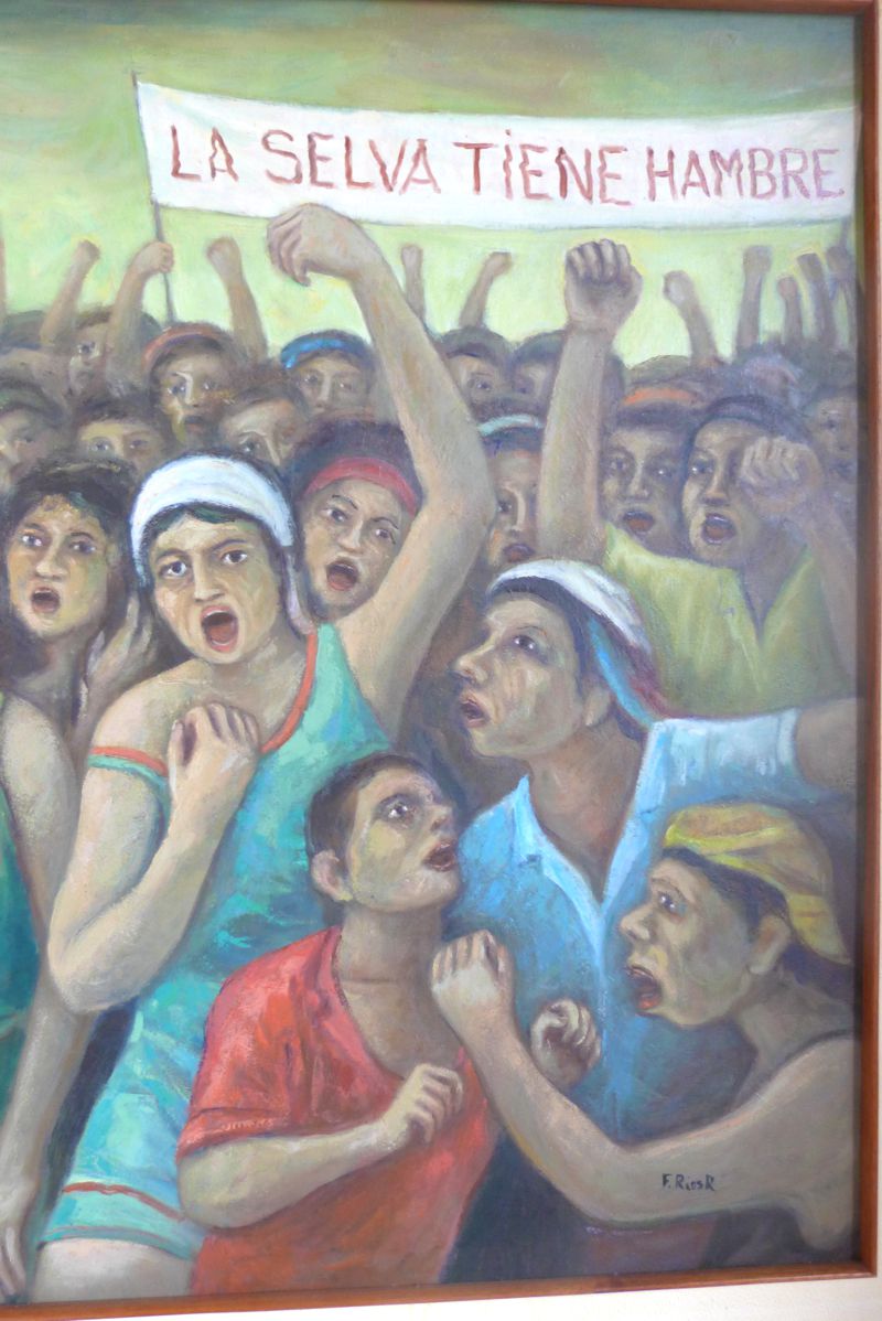 Cuadros de varios artistas loretanos se pueden apreciar en el primer piso de la dirección de cultura.