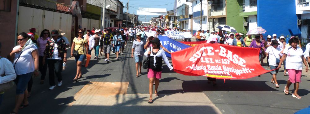 Docentes en huelga nacional indefinida marcharon por las calles de Iquitos.