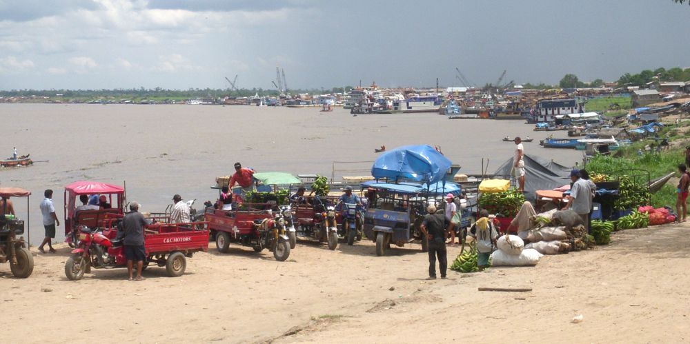 Puertos privados de la localidad de Pucallpa amanecieron totalmente ocupados por tractores, trozas de madera, camiones y otras maquinarias, en protesta por Ordenanza Regional 05-2011.