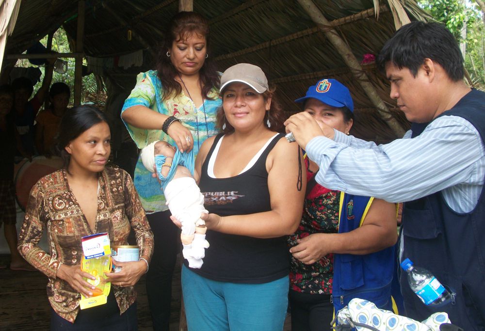 Escena del rescate de la bebé con la señora que denunció, personal de la DEMUNA Maynas y la Fiscalía.