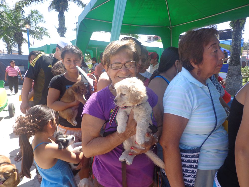 Vecinas y niños responsables asistieron con sus mascotas a la Feria Canina, en la plaza Sargento Lores.