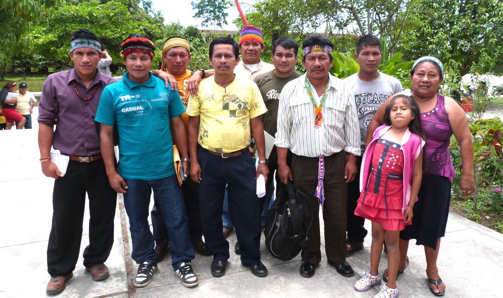 Aurelio Chino, presidente de FEDIQUEP, acompañado de varios Apus de la zona de Andoas.