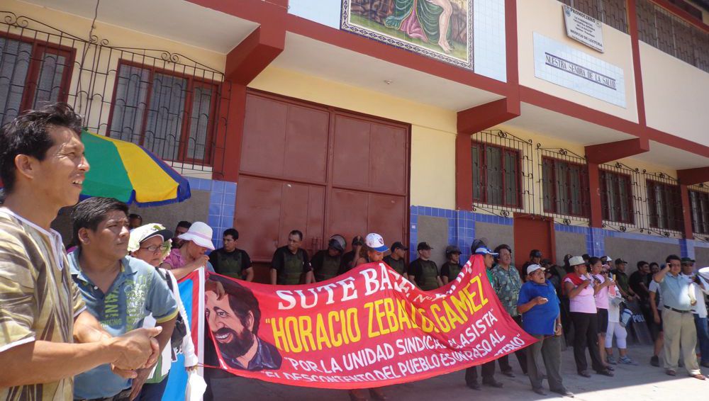 Grupo de maestros en el frontis de la institución educativa La Salud, en el distrito de Punchana.