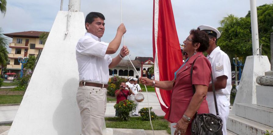 Líder de la CGTP y Construcción Civil a nivel nacional Mario Huamán Rivera, izó el pabellón al lado de la presidenta de la Asociación Nacional de Periodistas.