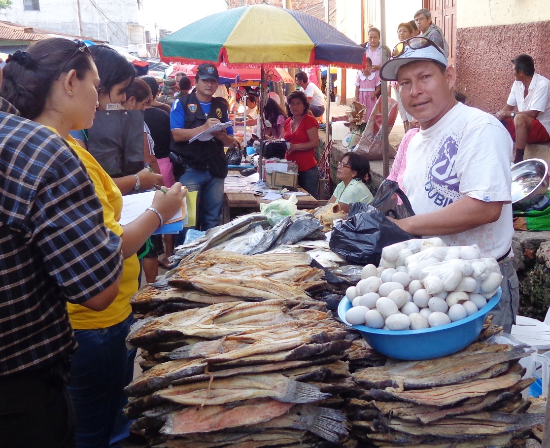 Decomiso de pescado en veda en mercado de Yurimaguas.