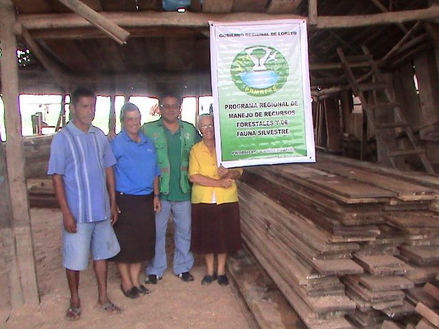 El Ing. Hugo Lozano del Programa Forestal, entregó la donación de madera para refacción del CENCCA de Nauta