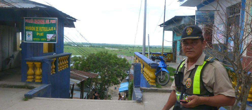 Efectivos de la División de la Policía de a Pie de la primera cuadra de la calle Ucayali.