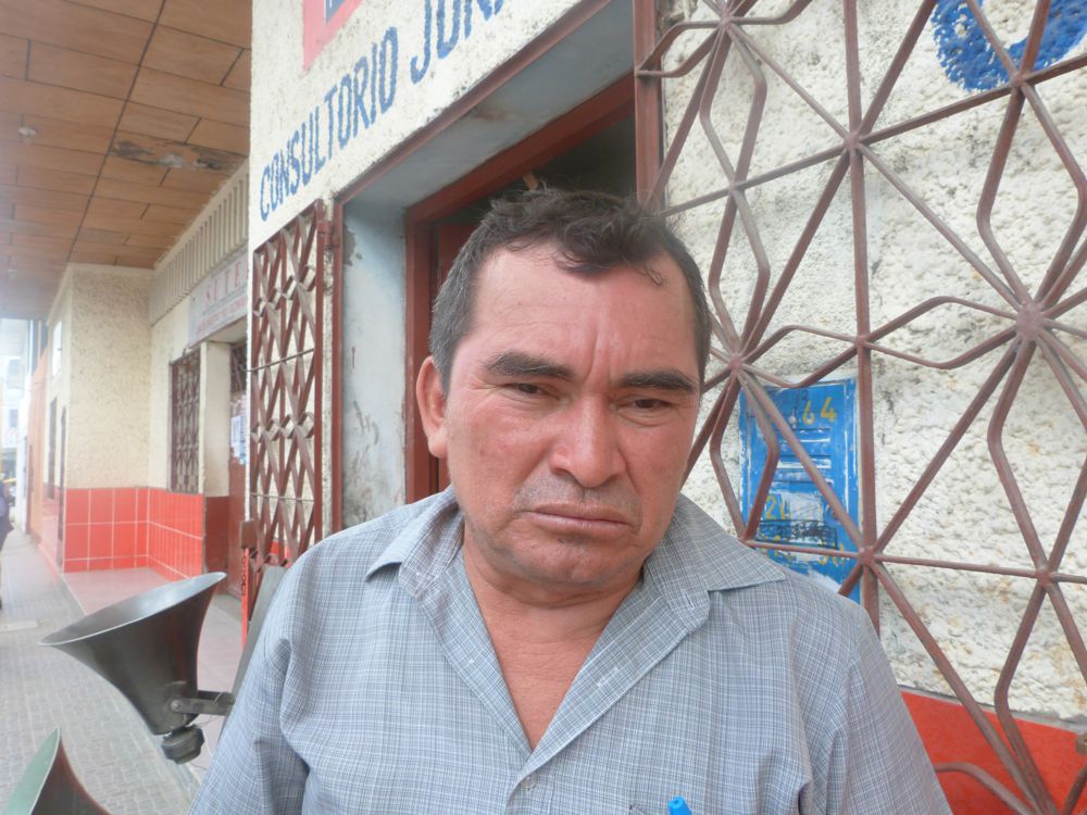 Presidente del Frente Patriótico de Loreto, José Gómez Isla, en la vereda del ambiente facilitado por el SUTEP Loreto.