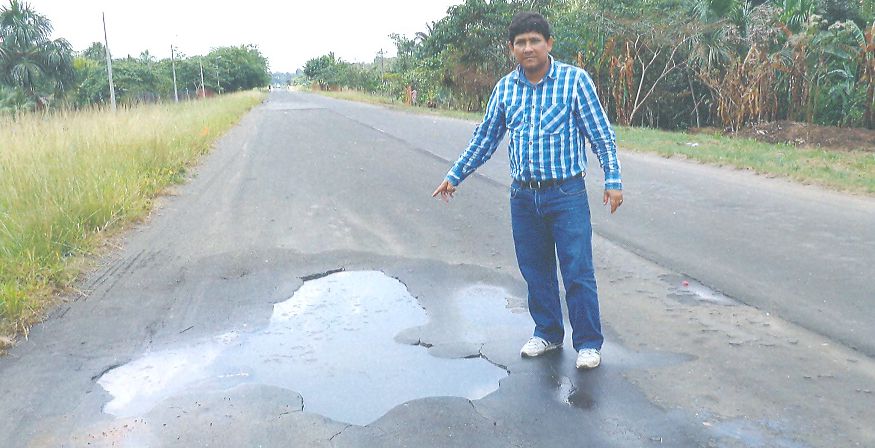 Consejero regional, Ángel López, mostrando uno de los cientos de baches producto del deterioro de la carretera Iquitos-Nauta.