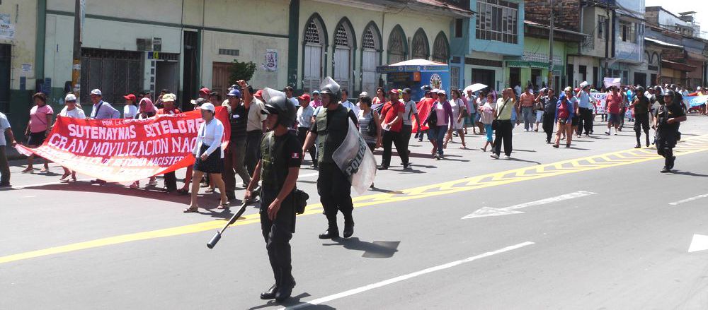 Magisterio se movilizó por las calles de Iquitos hasta la sede de la dirección regional de educación.