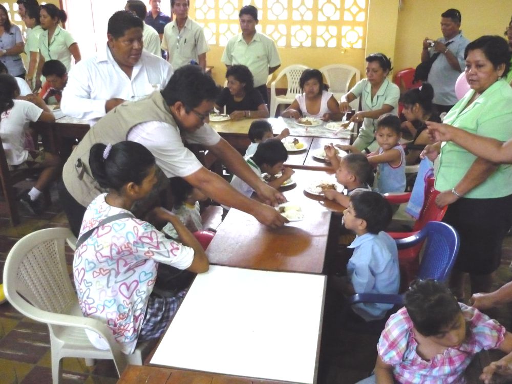 Niños y niñas con habilidades especiales en agasajo ofrecido por la Beneficencia de Iquitos.